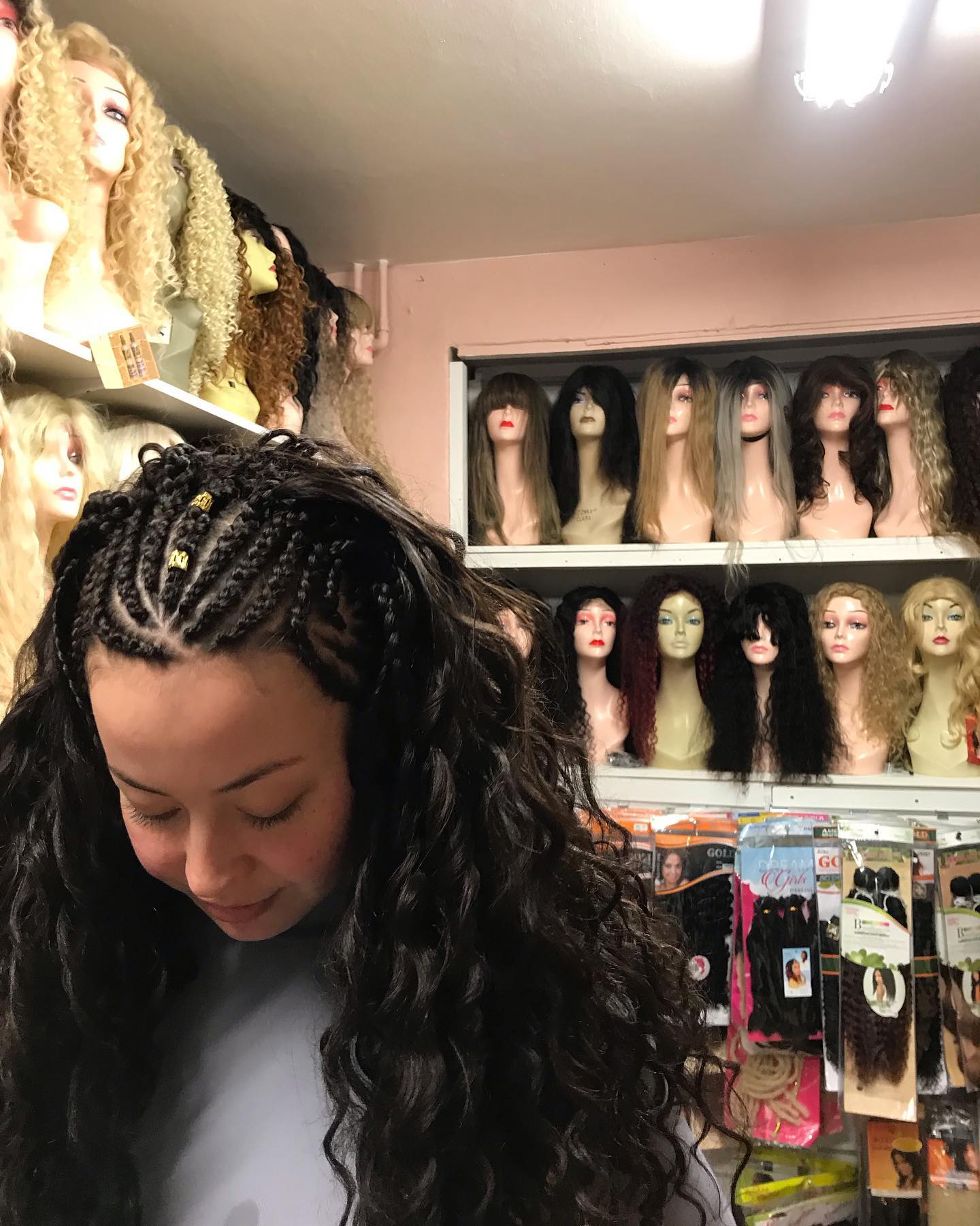 Sorte cornrows med lange krøller hos Soften Shine Beauty.