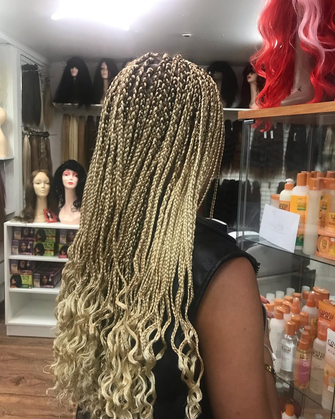 Langt lyst hår stylet i salonen.