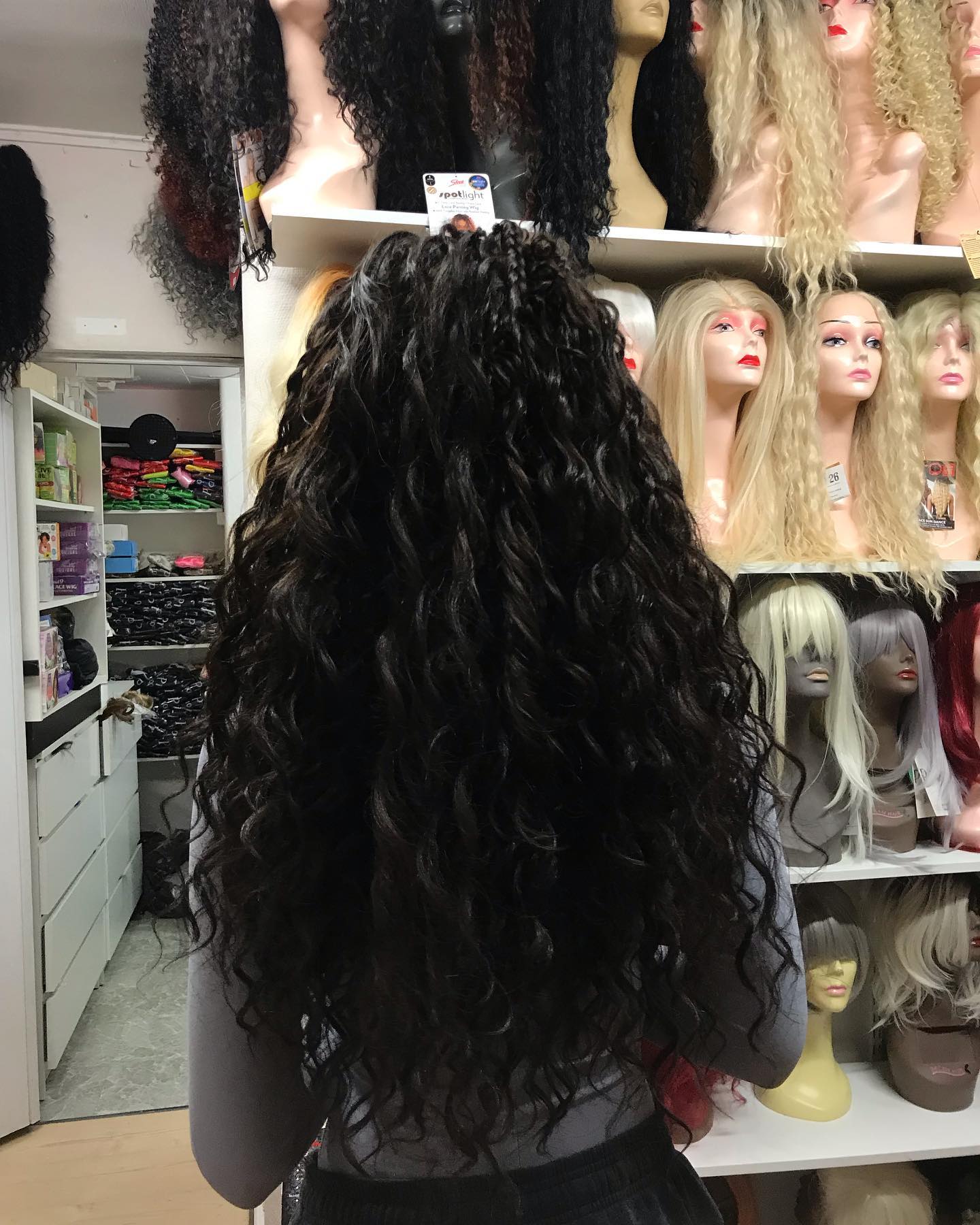 Mørke twists med elegant styling.