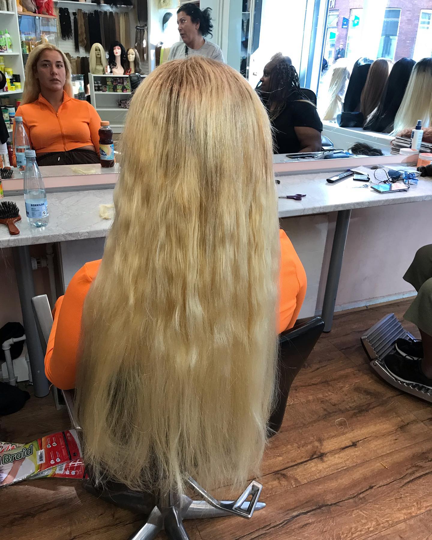Elegant flettet frisure udført hos Soften Shine Beauty.